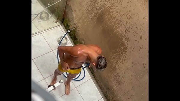 Novin dotado realiza fetiche de amigo em molhar cueca, mas foi filmado sem saber pelo amigo(COMPLETO NO RED)