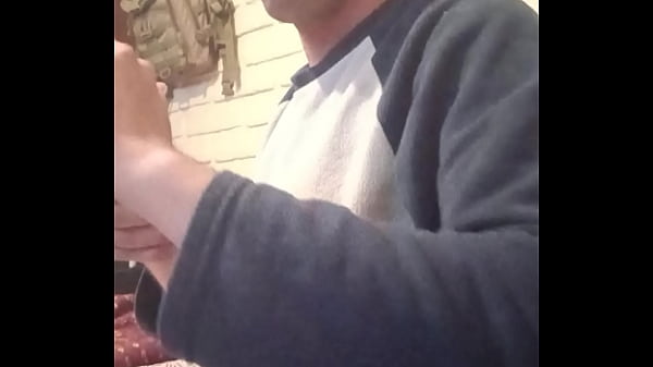 Chico le gusta el fisting y se introduce un dildo de forma de mano