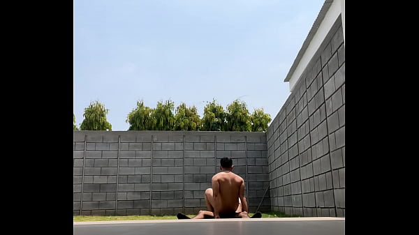 Cogiendo en el patio con mi vecino