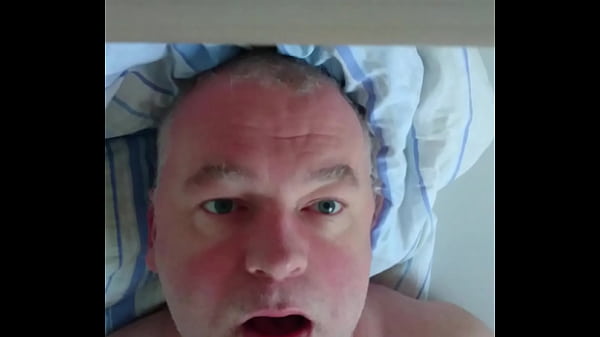 Das Gesicht von Nylonjunge beim Orgasmus