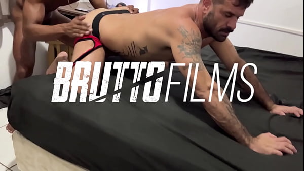 Fernando Brutto sendo arrombado pela pica preta enorme.