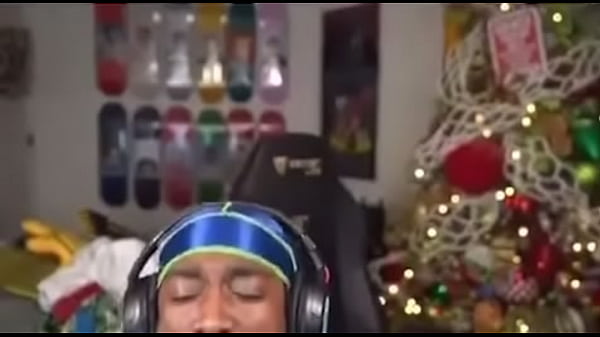 Gay Streamer BruceDropEmOff forgot to end his stream, Step DEO catches him getting a blowjob under his desk!