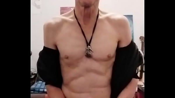 Le mec fait sa petite salope en mode striptease totale…!!…