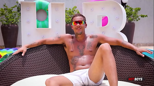 Metendo pica no tatuado gostoso