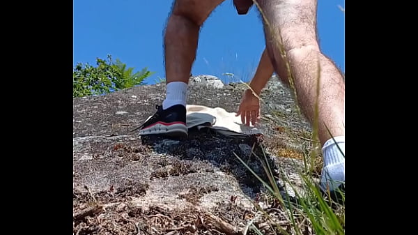 Tomando sol pelado nas pedras