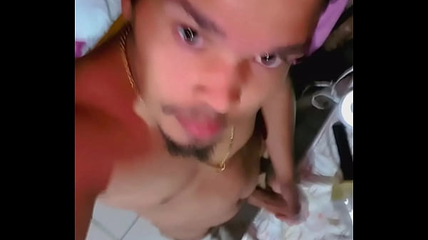 Comendo um brinquedo