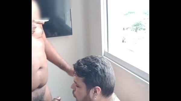 Padrasto Negão Fode Gordo Branquinho Sem Caminha Na Janela do Apartamento com o Condomínio Todo Olhando (COMPLETO NO SHEER)