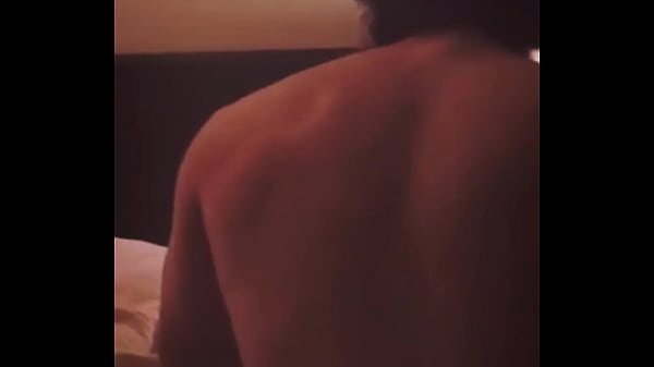 Bailarines atléticos folla en su habitación de hotel