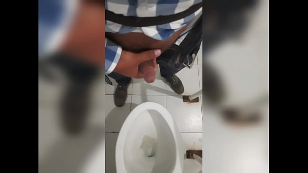 DADDY SE CALIENTA VIENDO TWINKS Y SE  MASTURBA EN EL BAÑO DE LA OFICINA twinklovermx