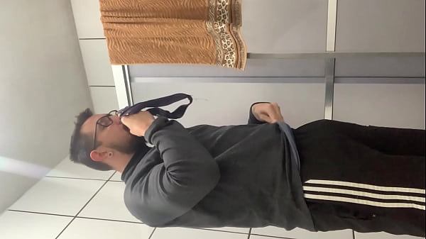 Gozando ao cheirar a calcinha da vizinha   punheta fumando e piscando o cuzão