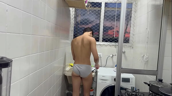 FUI PRA CASA DE UM AMIGO. ACORDEI ELE TAVA SÓ DE CUECA PRA ME PROVOCAR. BOTEI PRA MAMAR E DEPOIS FUDI ELE NA AREA DE SERVIÇO. – FREE