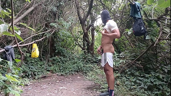 Macho casado vai mascarado nas trilhas saciar sua vontade de comer cu, e dessa vez foi o meu  sua mulher nem desconfia