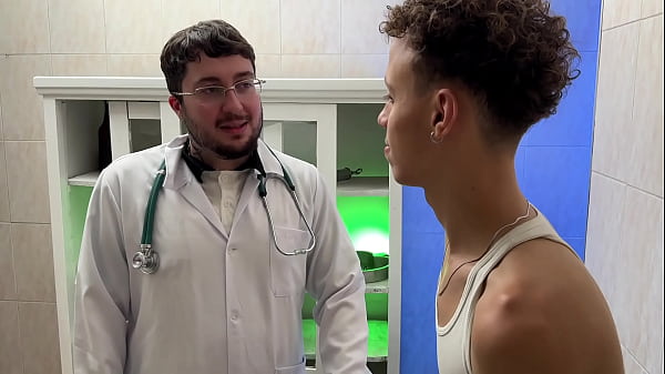 Médico novinho e passivo ajudou o paciente que estava com medo de sentir um dedo no cu | COMPLETO NO RED