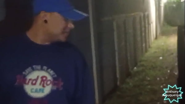 Parei o carro pra mijar, passou um novinho e pediu pra mama, depois me levou pra sua casa pra fuder enquanto a mulher dormy@