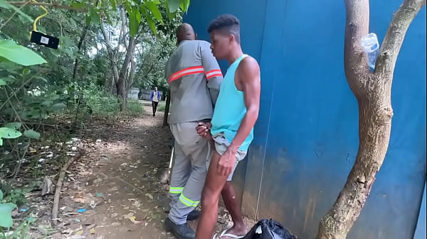 Trabalhadores cheios de tesão, na maior pegação no pátio da obra .