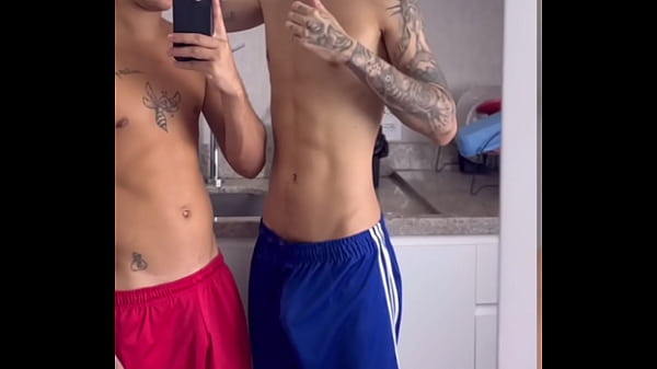 O ABELHINHA CHUPA A CABEÇA DA ROLA BEM GOSTOSO