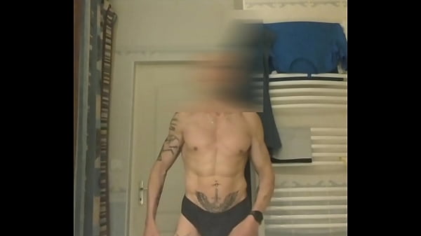 Exhib et branlette à poil dans la salle de bains,