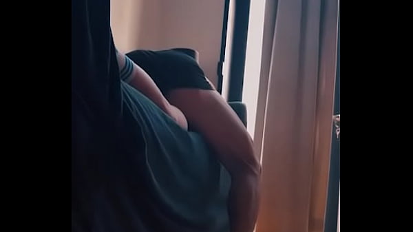 Mi compa de internado militar visita mi cama una tarde