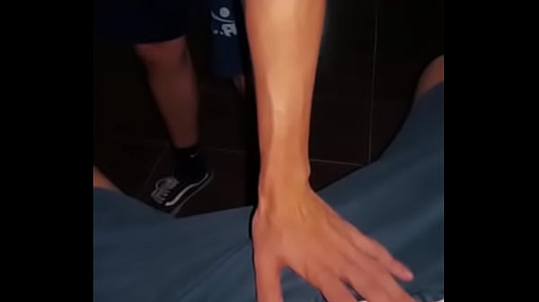 Pruebo la verga de mi compañero de clases hetero despues de la peda