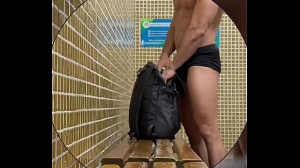 Segurança flagrado fazendo banheirao no vestiário do club