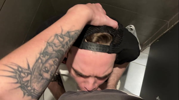 Straight gives a Risky Blowjob at Public Toilet [4K]