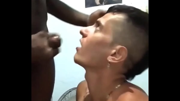 Mlk veio entregar o gás aqui em casa e cai de boca na pica dele