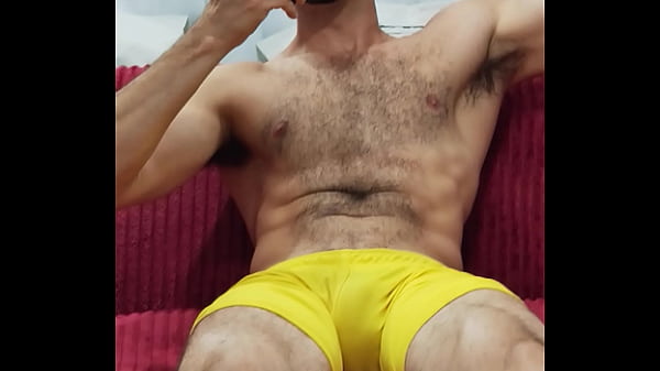 Provocação com o calção de futebol amarelo