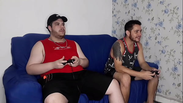 TBT Amigos Apostando o Cu No Videogame (COMPLETO NO SHEER E RED)