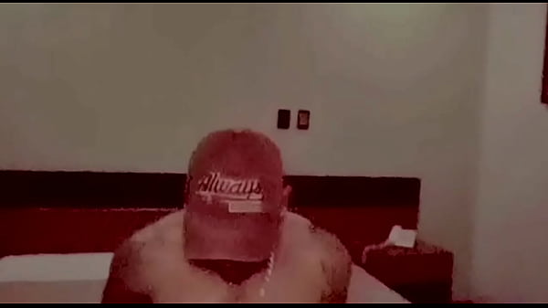 Hombre HETEROSEXUAL acepta hacer porno gay para ganar dinero extra