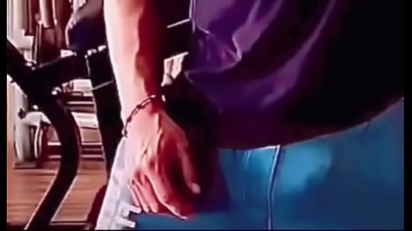 Chacal heterosexual con pito chico enjaulado en castidad hace escenas de porno gay