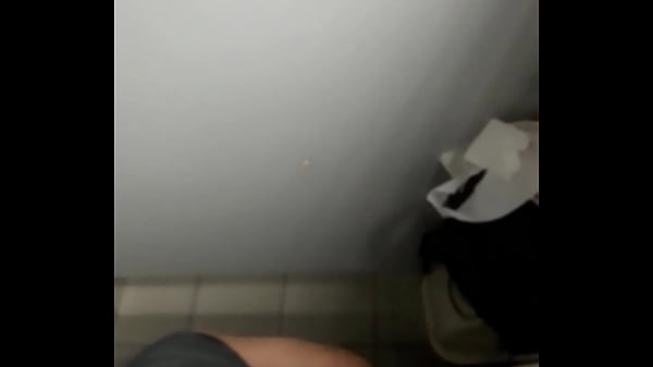 Me la chupan en baño publico glory hole
